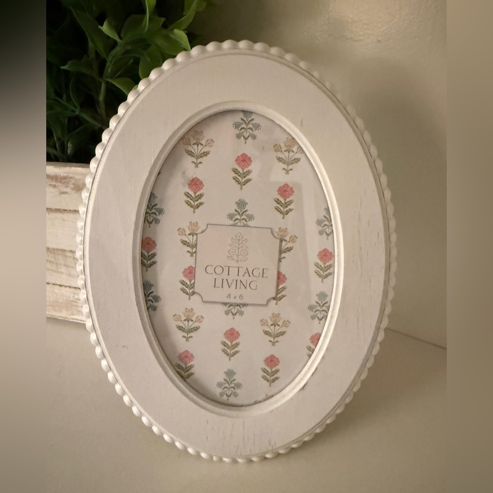 Cottage Living by Sheffield Home Oval White Photo Frame for a 4” x 6” Picture
